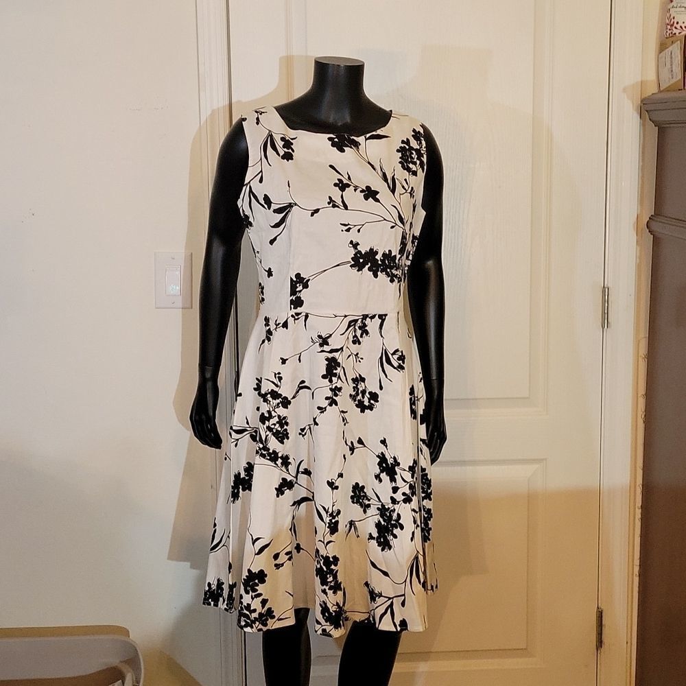 BRAND NEW BLACK/WHITE SLEEVELESS DRESS - Picture 4 of 16